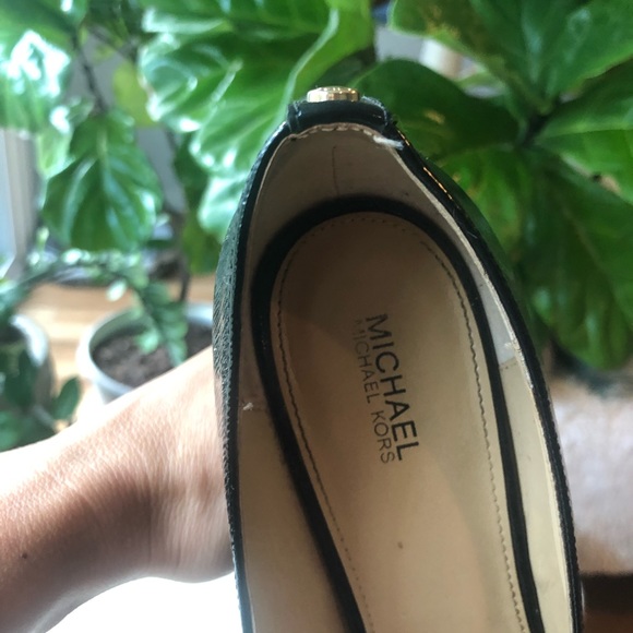 Like new condition. Classic black textured patent leather finish. - Picture 4 of 6